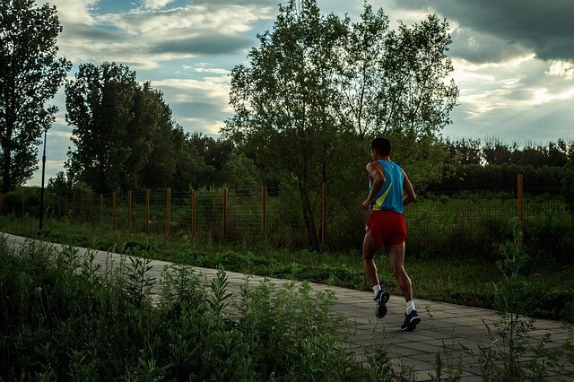 Mężczyzna w sportowym stroju biega