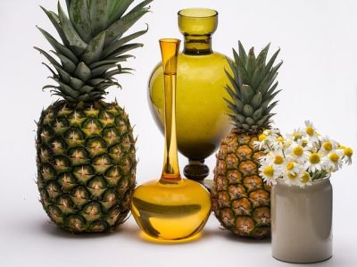 Ananas, rumianek i dwie amfory