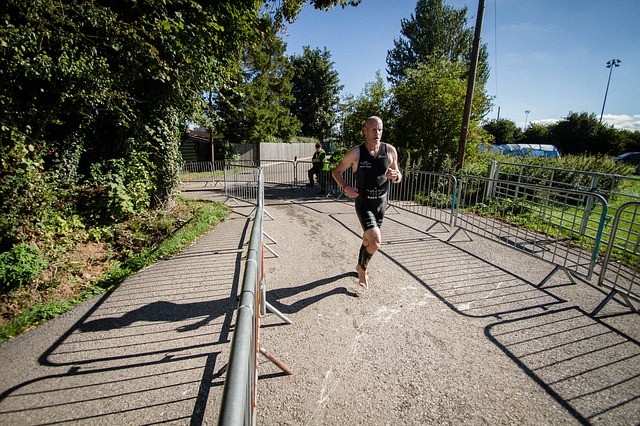 sportowiec bierze udział w wyścigu