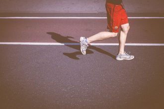 Mężczyzna biegnie w maratonie