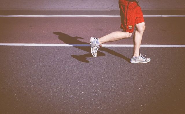 Mężczyzna biegnie w maratonie