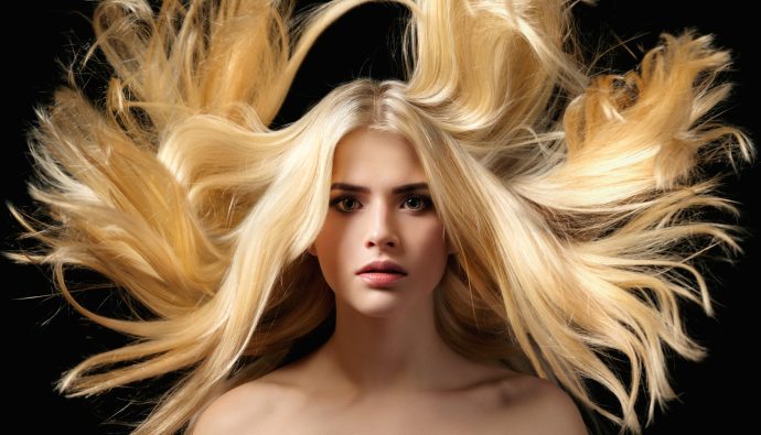 Czy brunetka może wyglądać dobrze w blondzie?