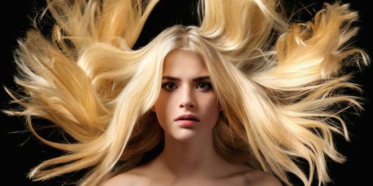 Czy brunetka może wyglądać dobrze w blondzie?