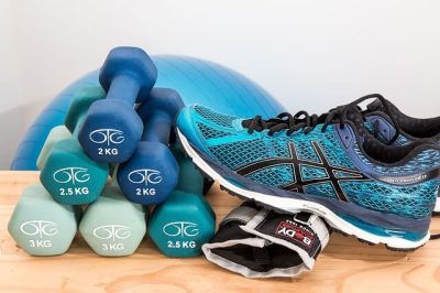 Buty sportowe i ciężarki