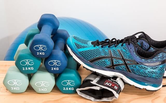 Buty sportowe i ciężarki