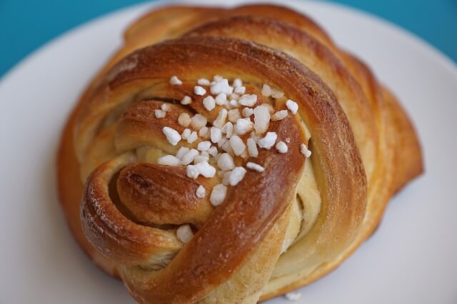 Drożdżówka posypana grubą warstwą lukru