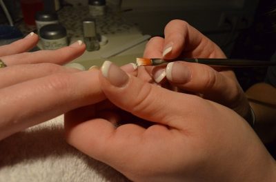 manicure francuski