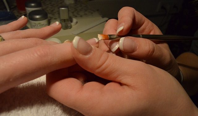 manicure francuski