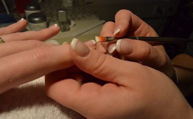 manicure francuski
