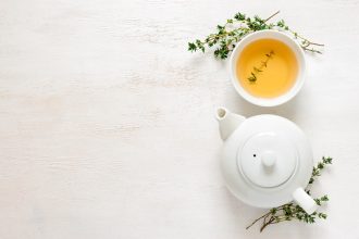 Dzbanek i filiżanka zielonej herbaty