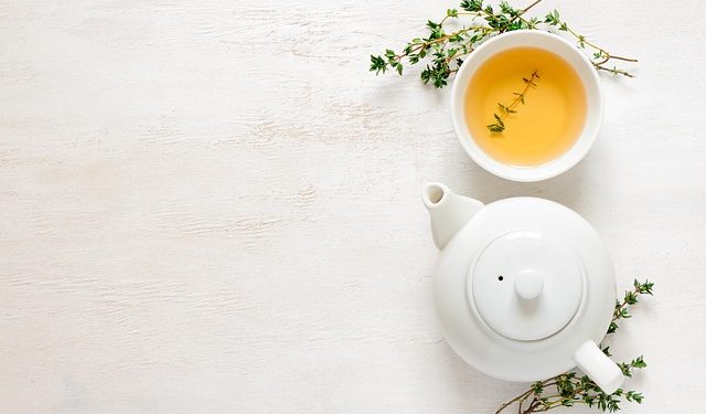 Dzbanek i filiżanka zielonej herbaty