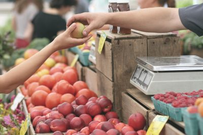 Wybieranie świeżych owoców i warzyw na straganie targowym