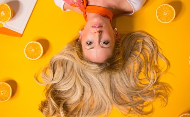 Kobieta o blond włosach