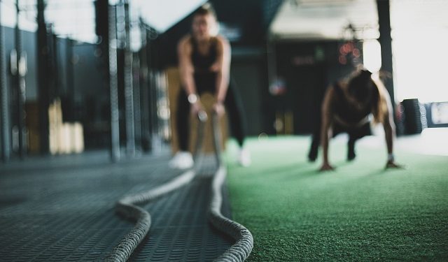Kobiety trnująca na siłowni