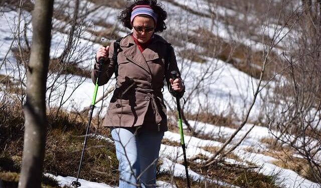 Kobieta uprawiająca nordic walking