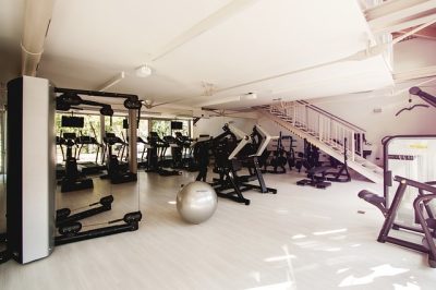 Sprzęt do ćwiczeń w klubie fitness