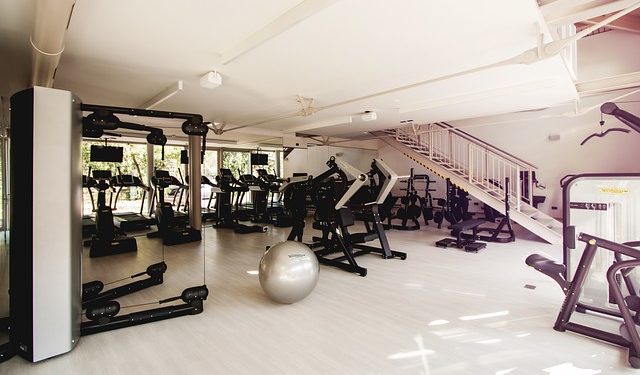 Sprzęt do ćwiczeń w klubie fitness