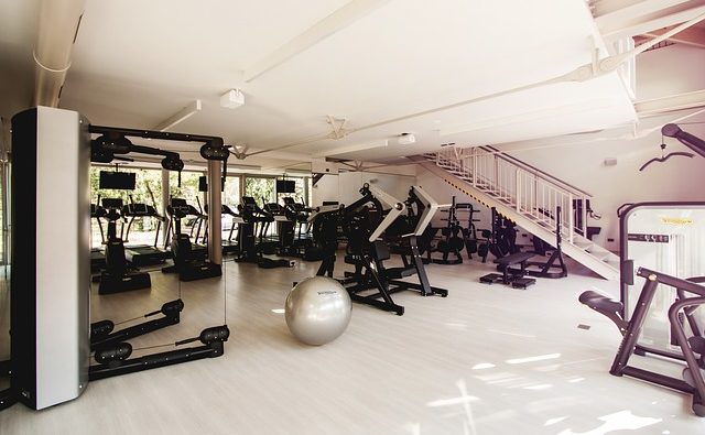 Sprzęt do ćwiczeń w klubie fitness